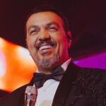 Belo presta homenagem a Rayane Figliuzzi e coloca placa com o nome da amada na mansão