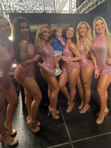 jose-leonardo-filho-de-virginia-posa-no-colo-das-bailarinas-de-leonardo-seu-avo-1789301365414_v2_360x480.png.webp